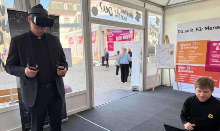 Generalvikar Tim Sturm mit VR-Brille