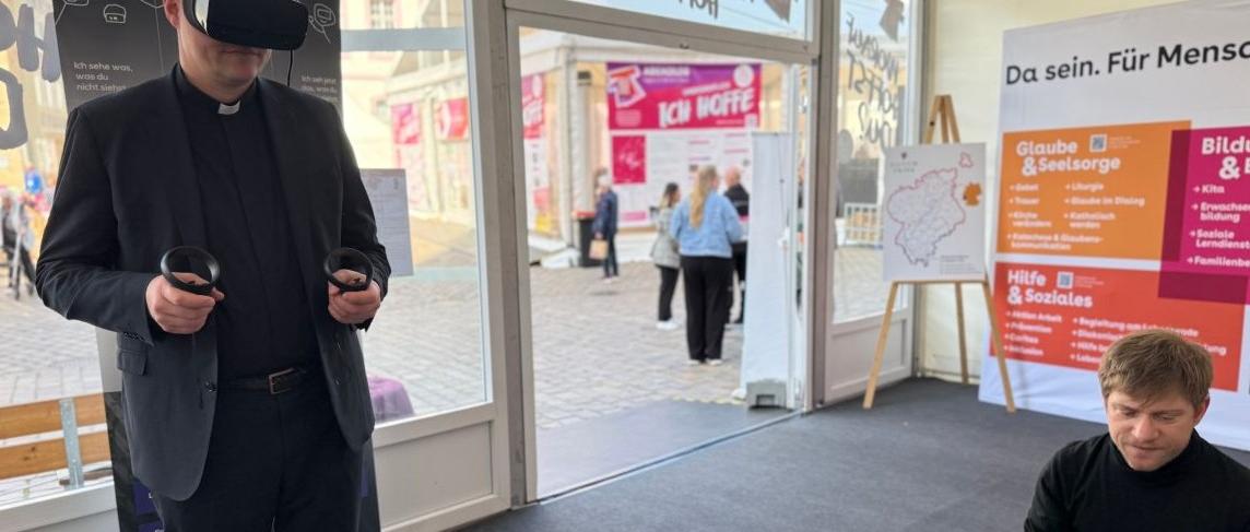 Generalvikar Tim Sturm mit VR-Brille