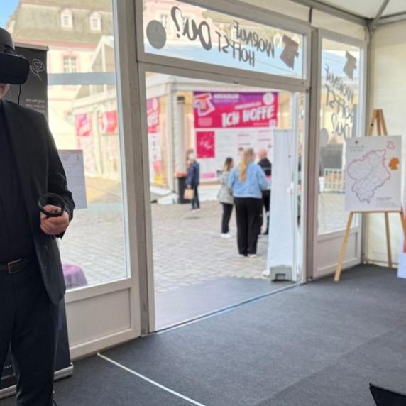 Generalvikar Tim Sturm mit VR-Brille