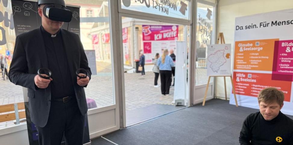 Generalvikar Tim Sturm mit VR-Brille