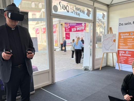 Generalvikar Tim Sturm mit VR-Brille