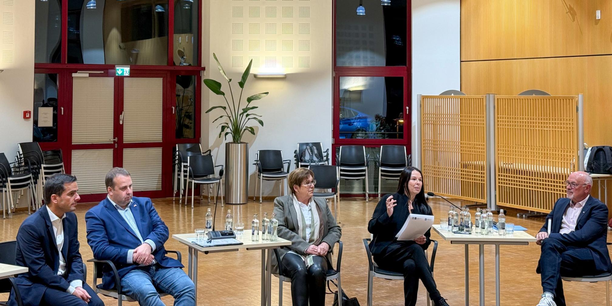 Die Gäste auf dem Podium: Minister Max Hahn, Minister Magnus Jung, Leiterin der Engagemententwicklung, Michaela Tholl sowie Psychologie-Professorin Tatjana Schnell im Gespräch mit Moderator Roman Glauben (r.).