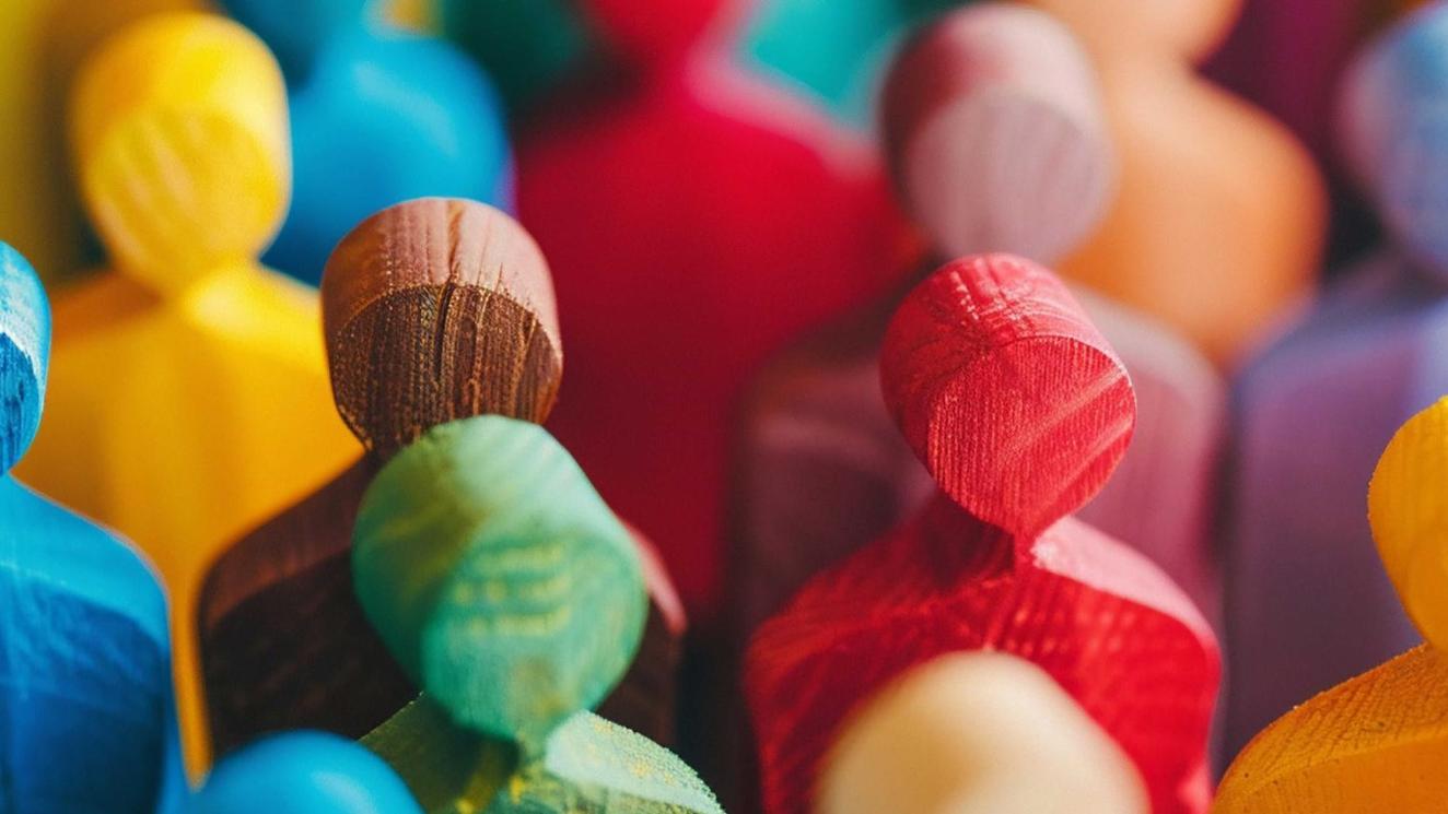Inklusion, bunte Holzschnitzfiguren