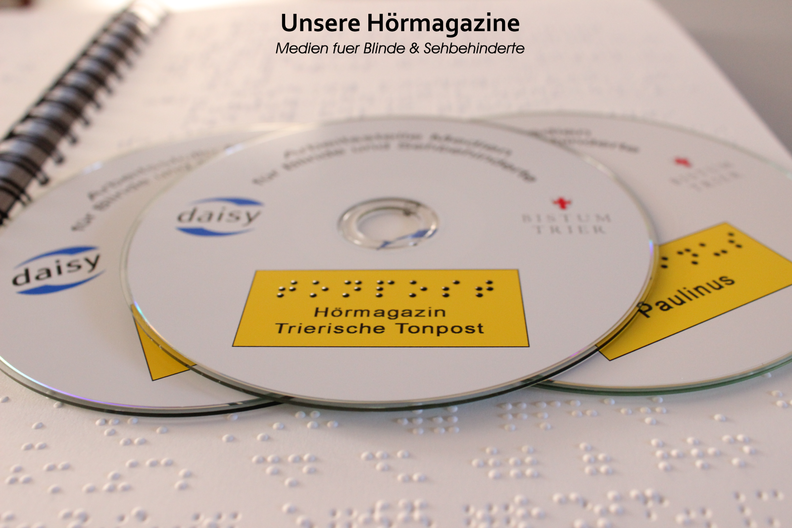 Man sieht die Hörmagazine der Trierischen Tonpost.
