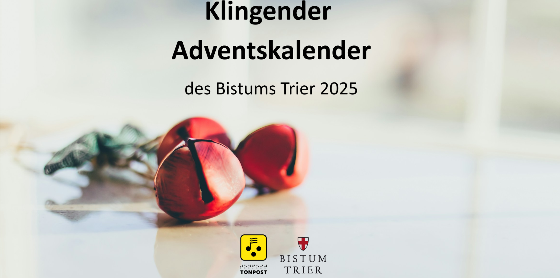 Rote Glöckchen auf weißem Hintergrund