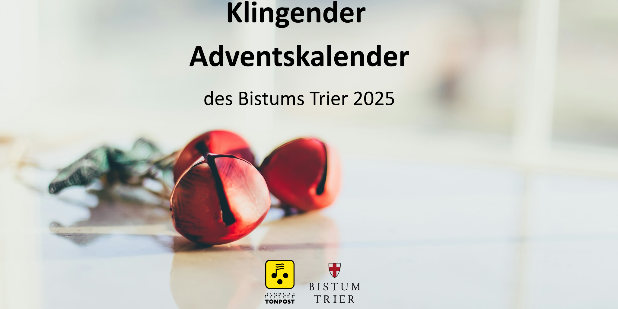Rote Glöckchen auf weißem Hintergrund
