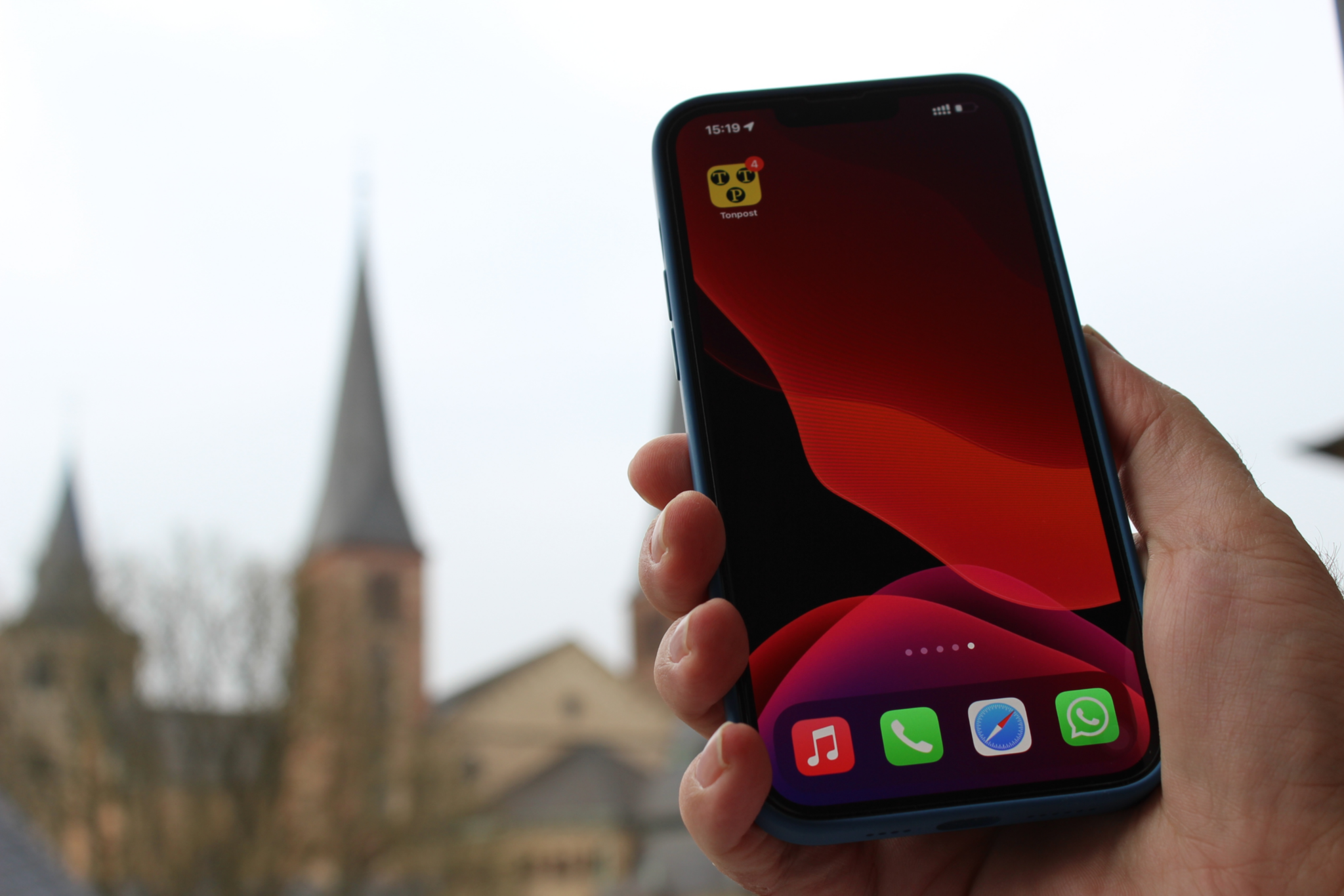 Man sieht ein Smartphone mit der Tonpost App.