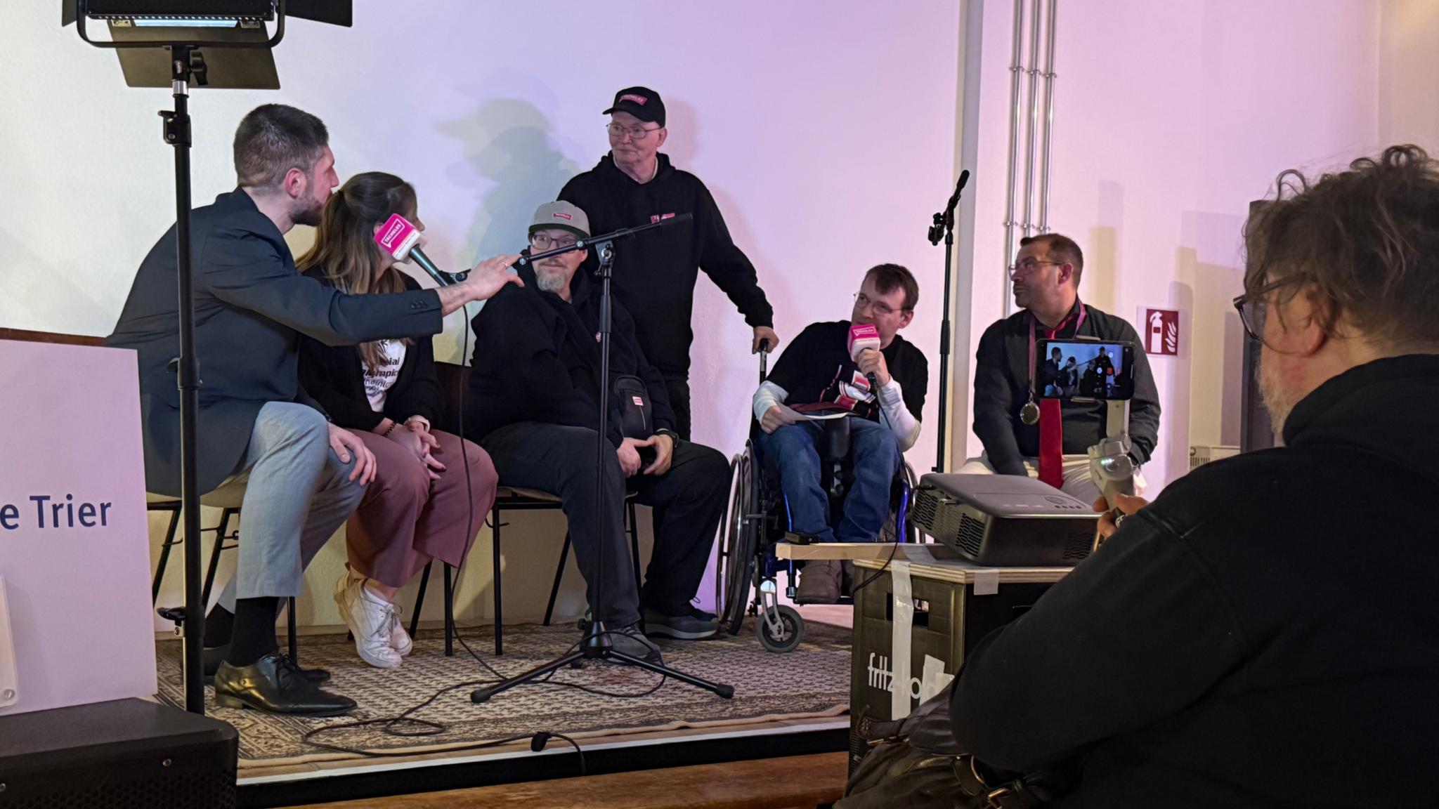 Ausstellungseröffnung 'Warum so kompliziert' im Café Südachse.