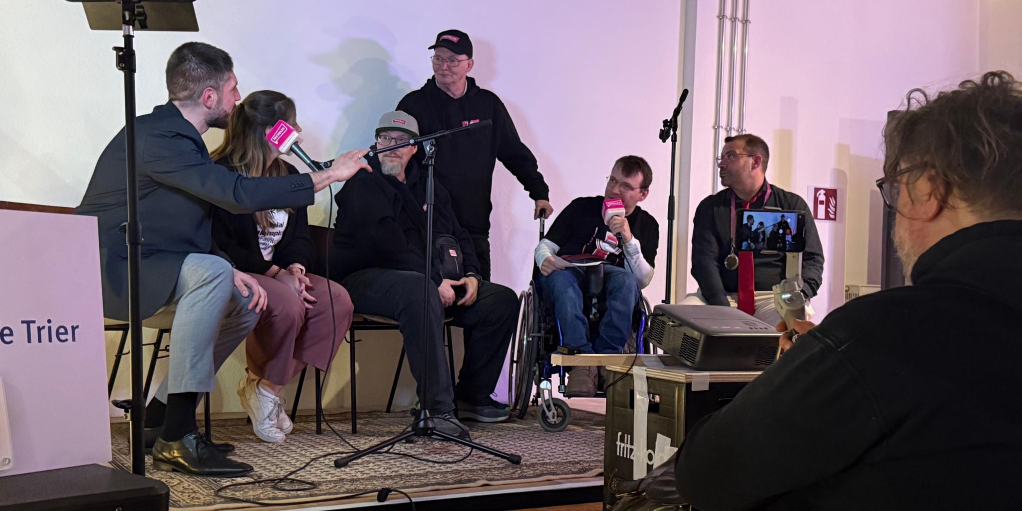 Ausstellungseröffnung 'Warum so kompliziert' im Café Südachse.