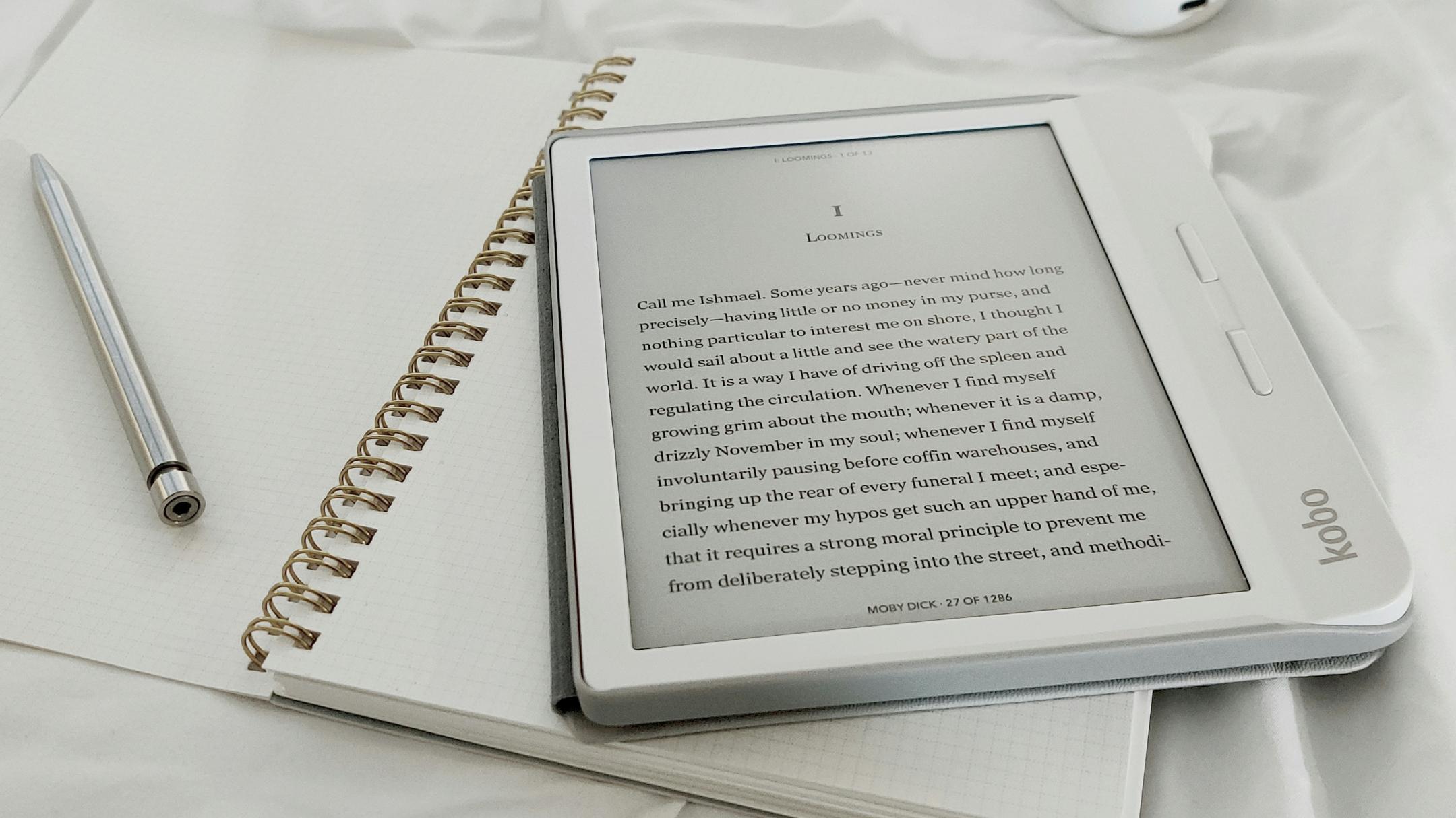 Ein weißes E-Book auf dem Tisch mit Stift und Block
