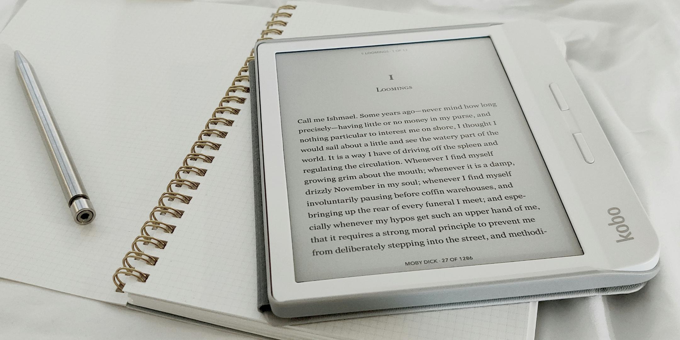 Ein weißes E-Book auf dem Tisch mit Stift und Block